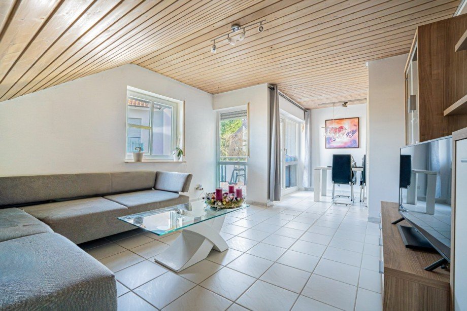 Wohnzimmer m�bliert Dachgeschosswohnung Neulingen