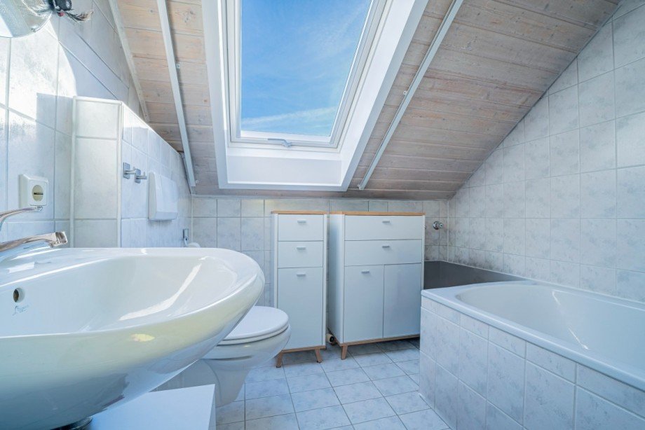 Badezimmer (1) Dachgeschosswohnung Neulingen