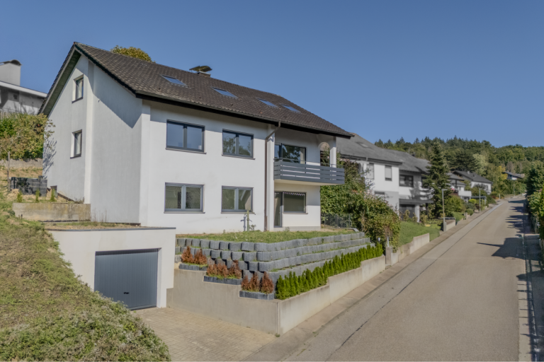 Vorderansicht (2) Eisingen Einfamilienhaus Wohnen & investieren: Stilvolles EFH mit Einliegerwohnung und einzigartigem Blick �ber Eisingen