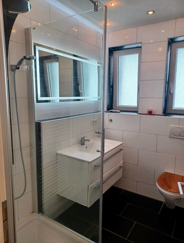 Badezimmer 1.OG Mehrfamilienhaus Pforzheim