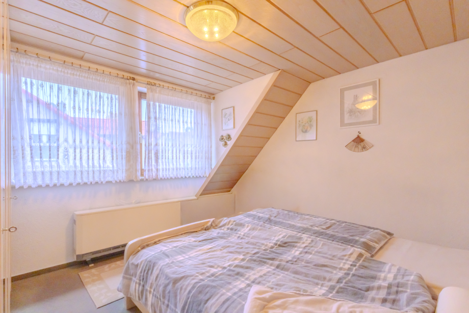 Schlafzimmer DG Mehrfamilienhaus Ispringen